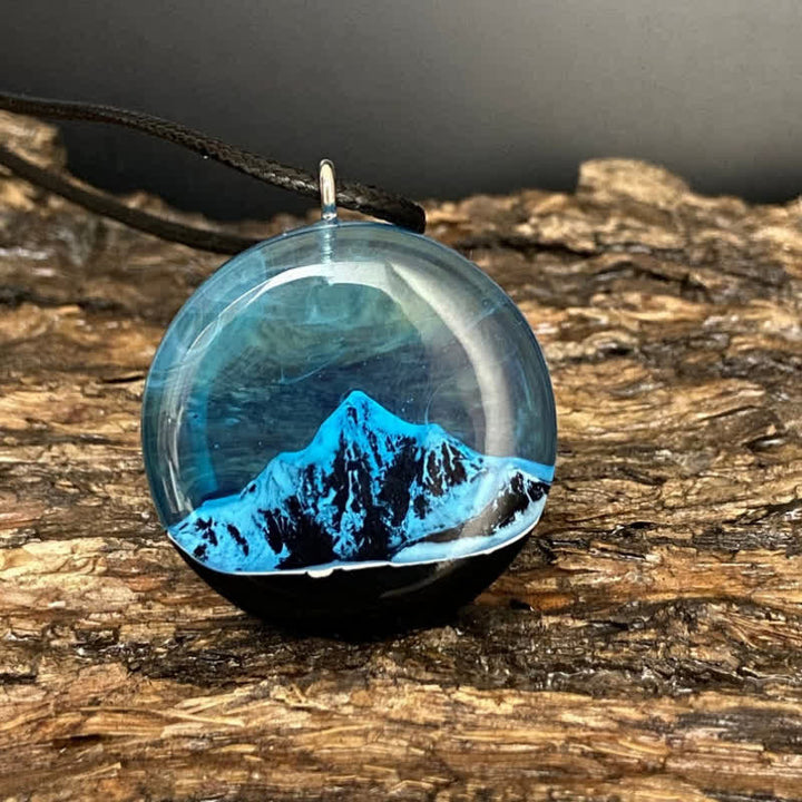 Collana con ciondolo rotondo in resina con montagna innevata blu Olivenorma