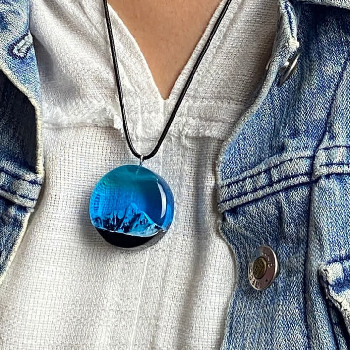 Collana con ciondolo rotondo in resina con montagna innevata blu Olivenorma