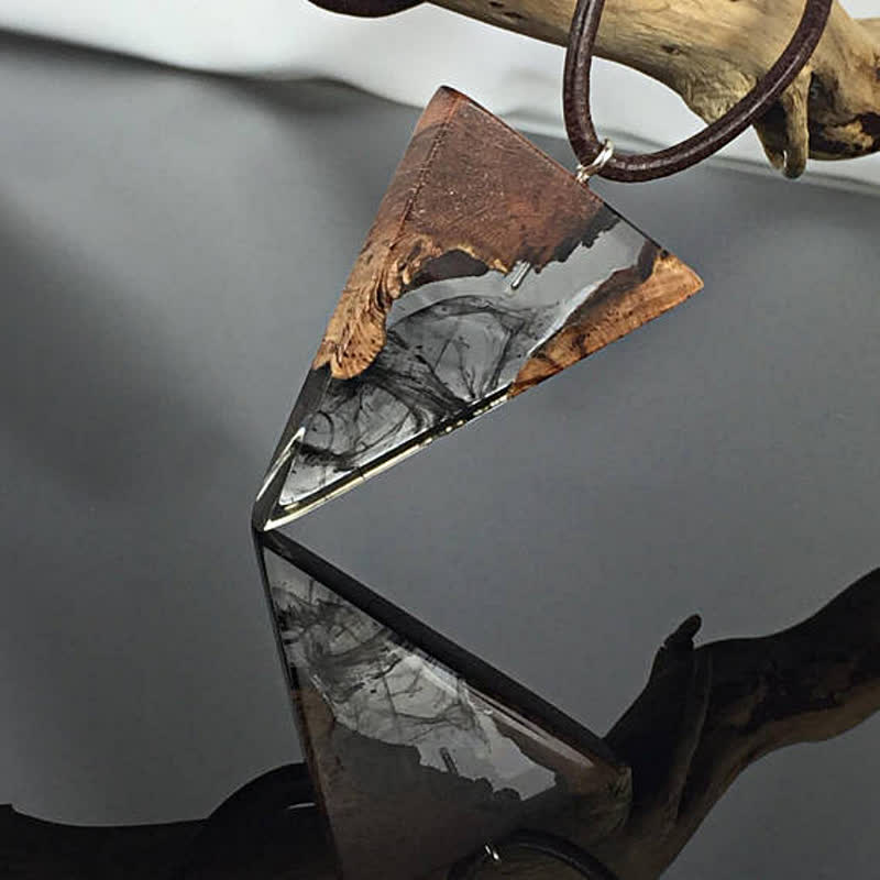 Collana con ciondolo triangolo in legno e resina Olivenorma