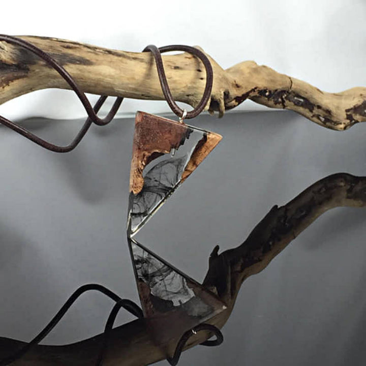 Collana con ciondolo triangolo in legno e resina Olivenorma