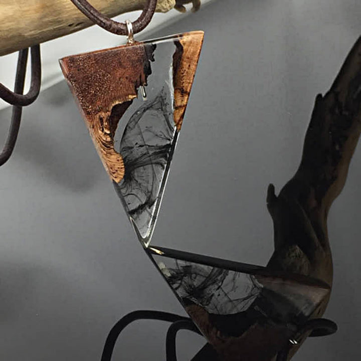 Collana con ciondolo triangolo in legno e resina Olivenorma