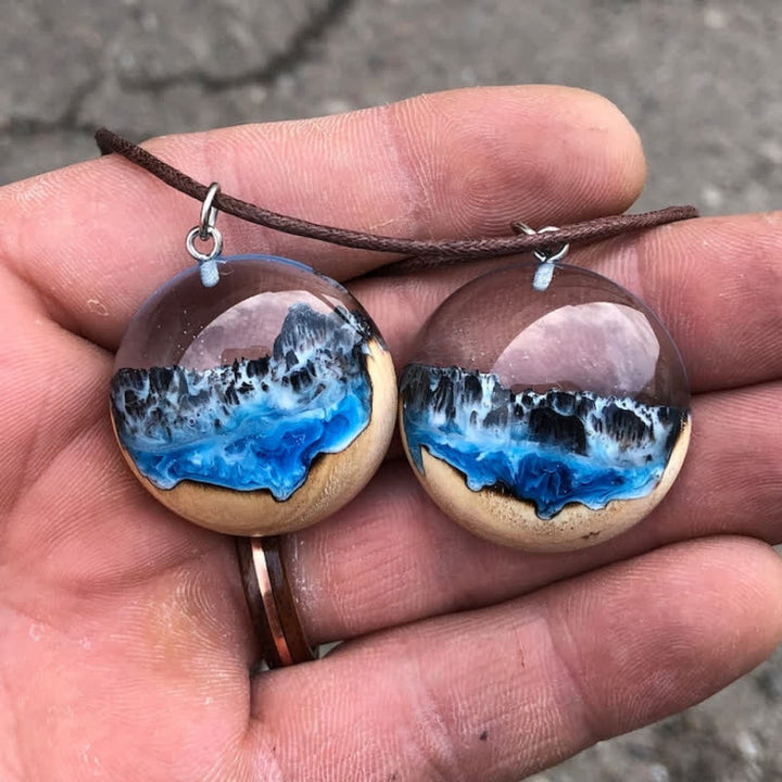 Collana con ciondolo luminoso in legno e resina a cascata Olivenorma