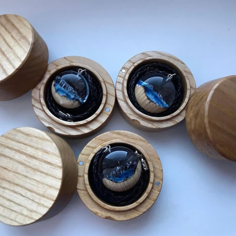 Collana con ciondolo luminoso in legno e resina a cascata Olivenorma