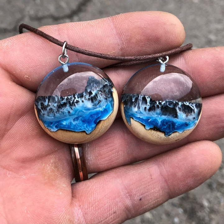 Collana con ciondolo luminoso in legno e resina a cascata Olivenorma