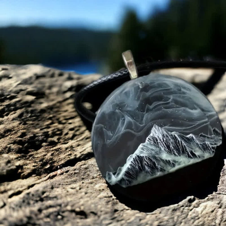 Collana con ciondolo rotondo in resina Aurora di montagna innevata grigia Olivenorma