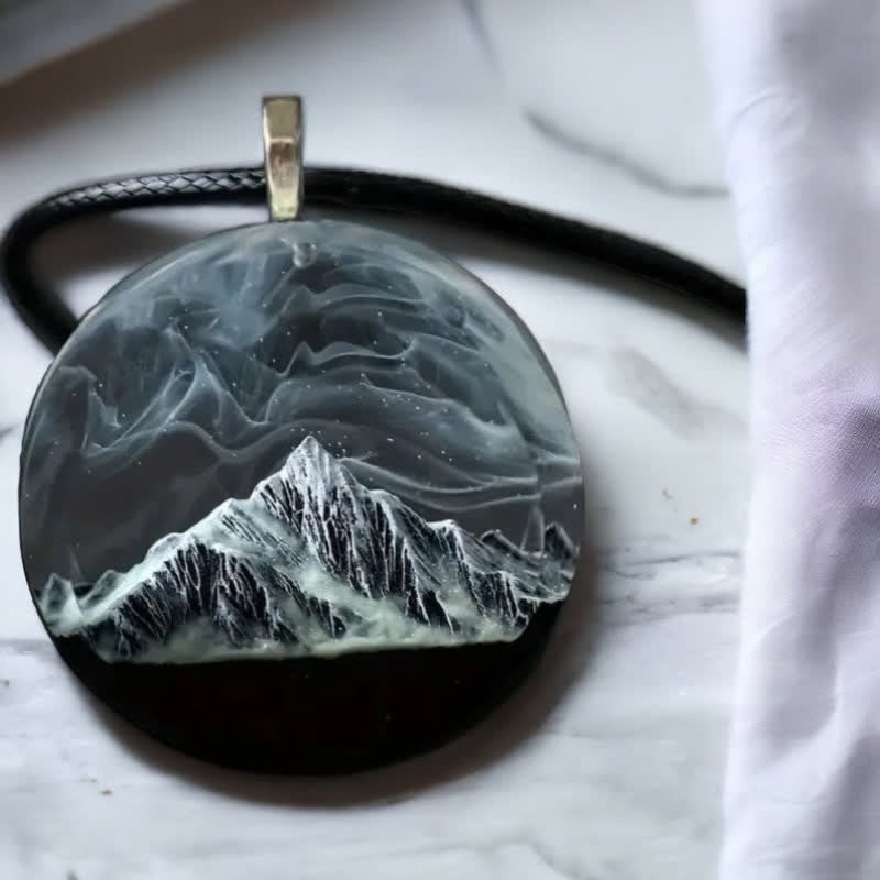 Collana con ciondolo rotondo in resina Aurora di montagna innevata grigia Olivenorma