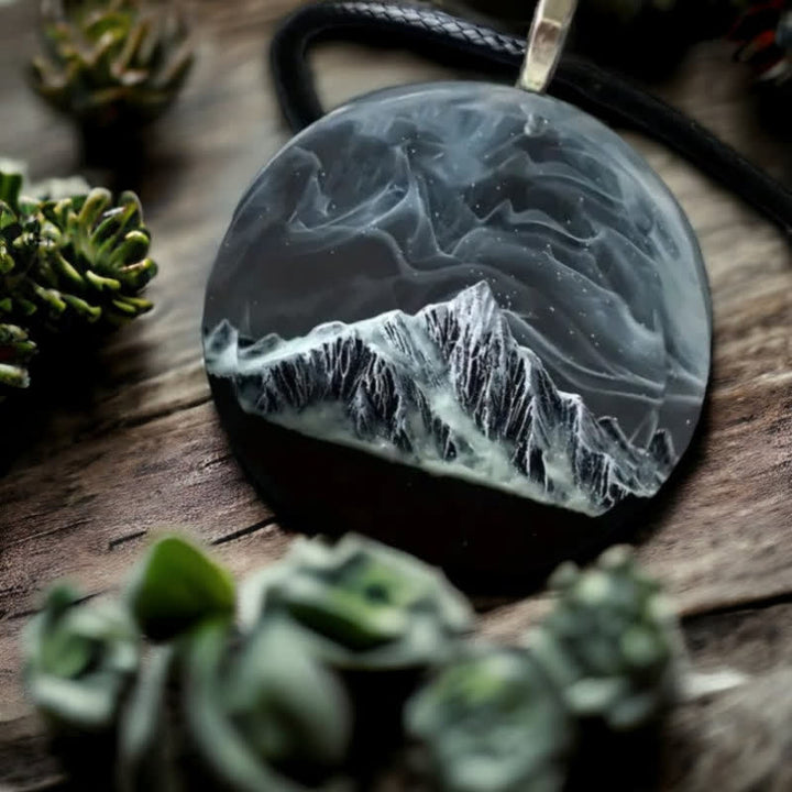 Collana con ciondolo rotondo in resina Aurora di montagna innevata grigia Olivenorma