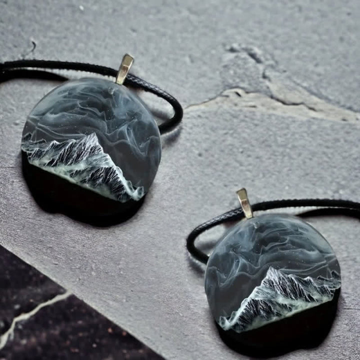 Collana con ciondolo rotondo in resina Aurora di montagna innevata grigia Olivenorma