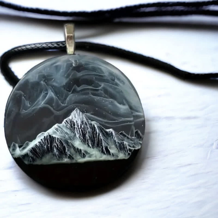 Collana con ciondolo rotondo in resina Aurora di montagna innevata grigia Olivenorma