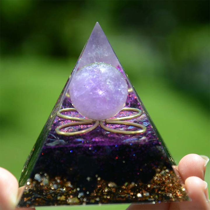 Sfera di ametista Olivenorma con piramide di orgone di ossidiana 