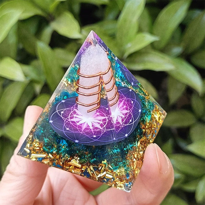 Olivenorma "La luce della vita" - Piramide di Orgone in Cristallo Bianco e Smalto Blu 