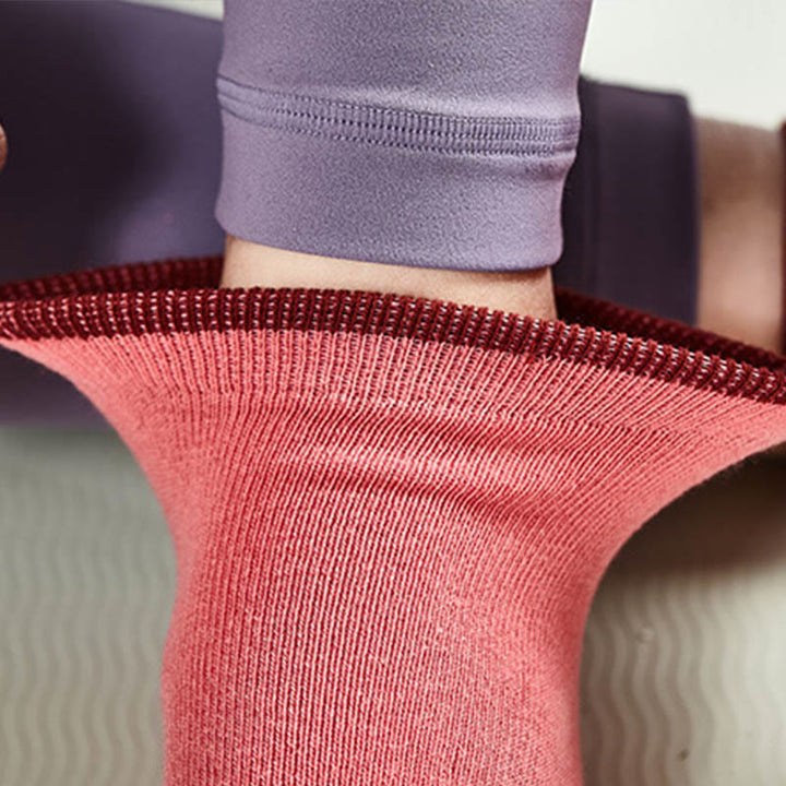 Calzini da pilates antiscivolo Olivenorma a tinta unita, ideali per yoga, barre e allenamento. Realizzati in cotone traspirante, offrono comfort e stabilità. - image 9