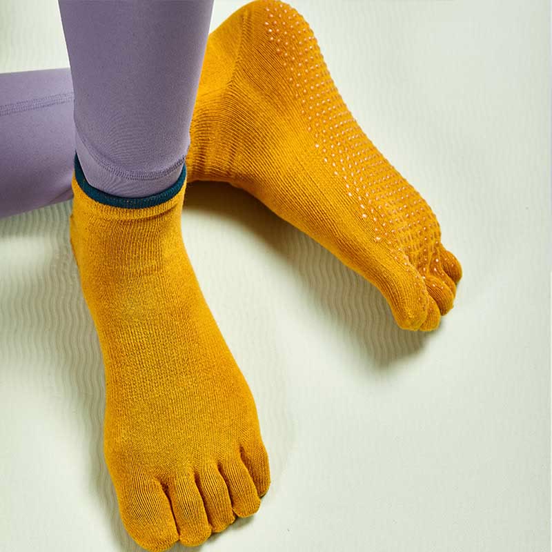 Calzini da pilates antiscivolo Olivenorma a tinta unita, ideali per yoga, barre e allenamento. Realizzati in cotone traspirante, offrono comfort e stabilità. - image 2