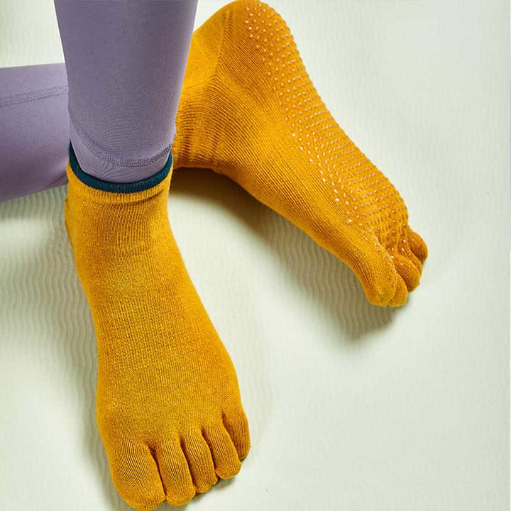 Calzini da pilates antiscivolo Olivenorma a tinta unita, ideali per yoga, barre e allenamento. Realizzati in cotone traspirante, offrono comfort e stabilità. - image 2