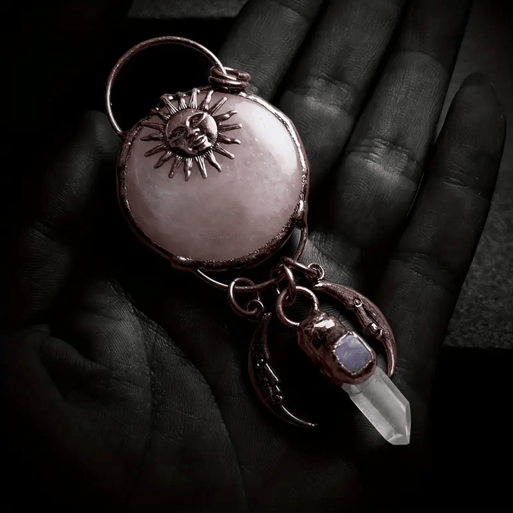 Collana con ciondolo a forma di sole e luna in quarzo rosa Olivenorma 