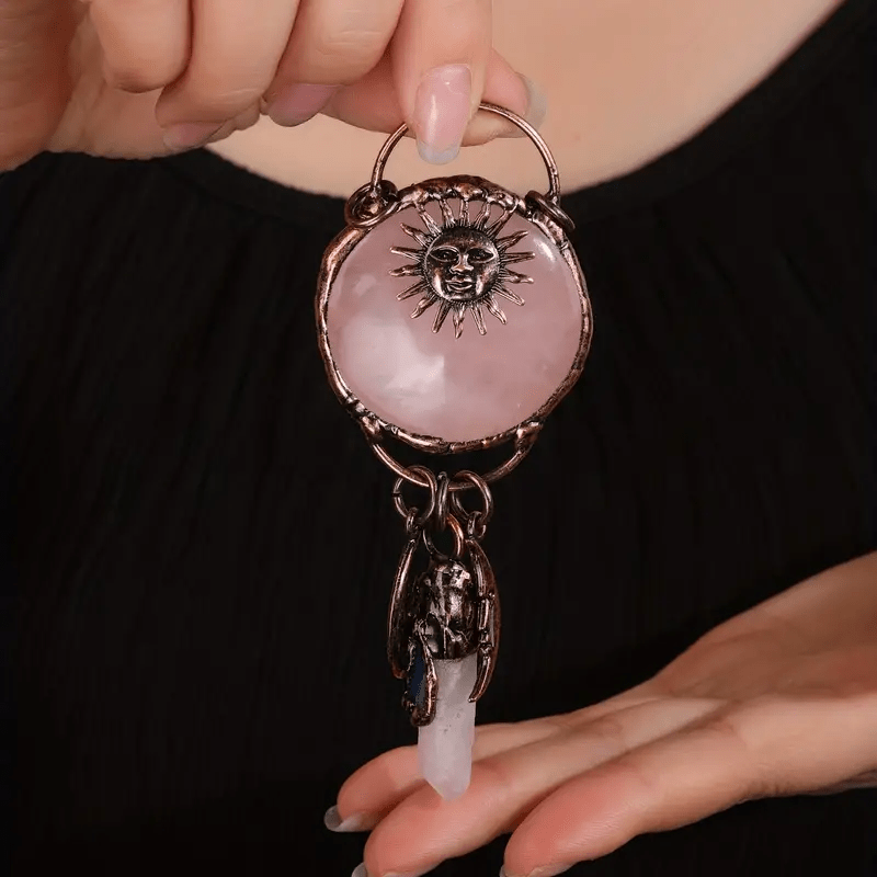Collana con ciondolo a forma di sole e luna in quarzo rosa Olivenorma 