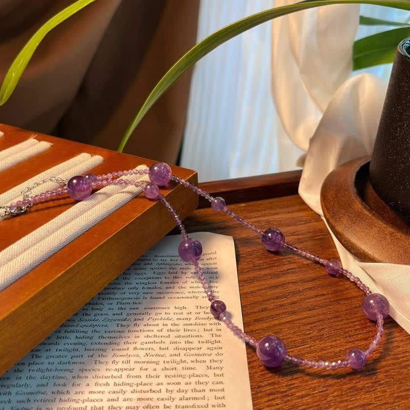 Collana con clavicola Olivenorma in ametista naturale, perle grandi e piccole
