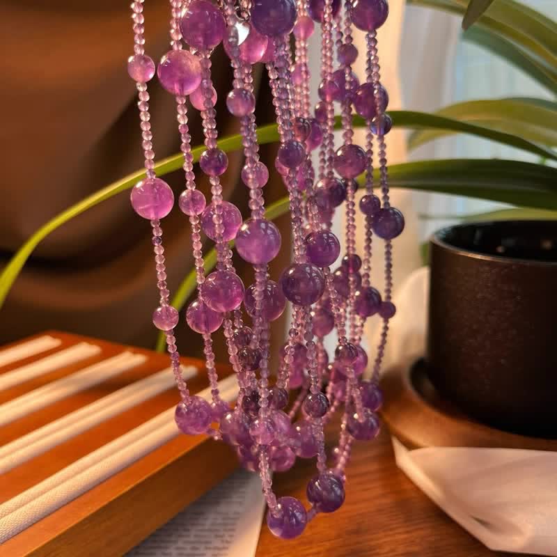 Collana con clavicola Olivenorma in ametista naturale, perle grandi e piccole