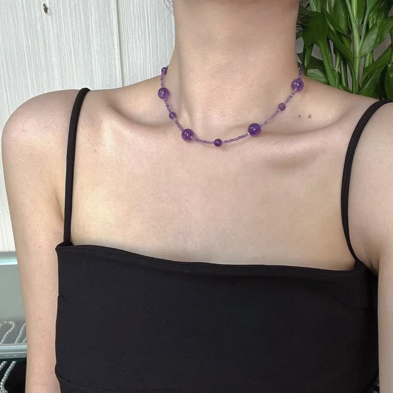 Collana con clavicola Olivenorma in ametista naturale, perle grandi e piccole