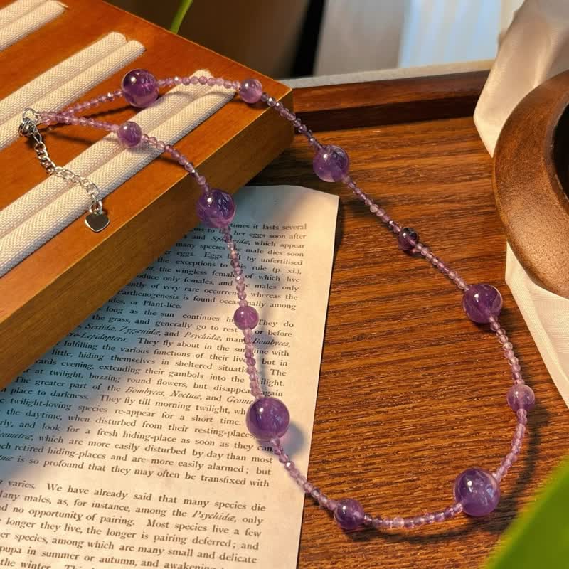 Collana con clavicola Olivenorma in ametista naturale, perle grandi e piccole