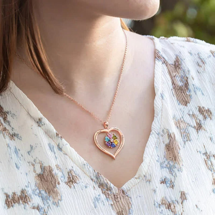 Collana personalizzata Olivenorma con pietra portafortuna a forma di cuore con 1-6 nomi incisi