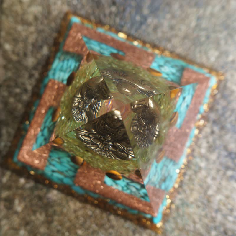 Piramide di Orgone Buddha in Turchese Peridoto Occhio di Tigre Olivenorma 
