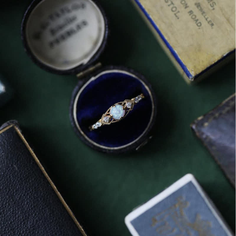 Anello Olivenorma europeo retrò con opale e zirconi