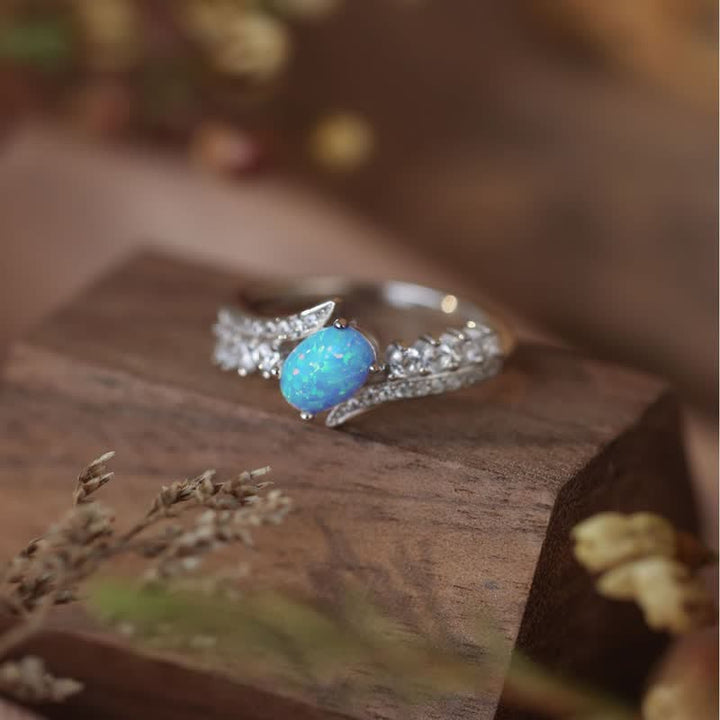 Anello Olivenorma con ali avvolte in opale blu naturale 