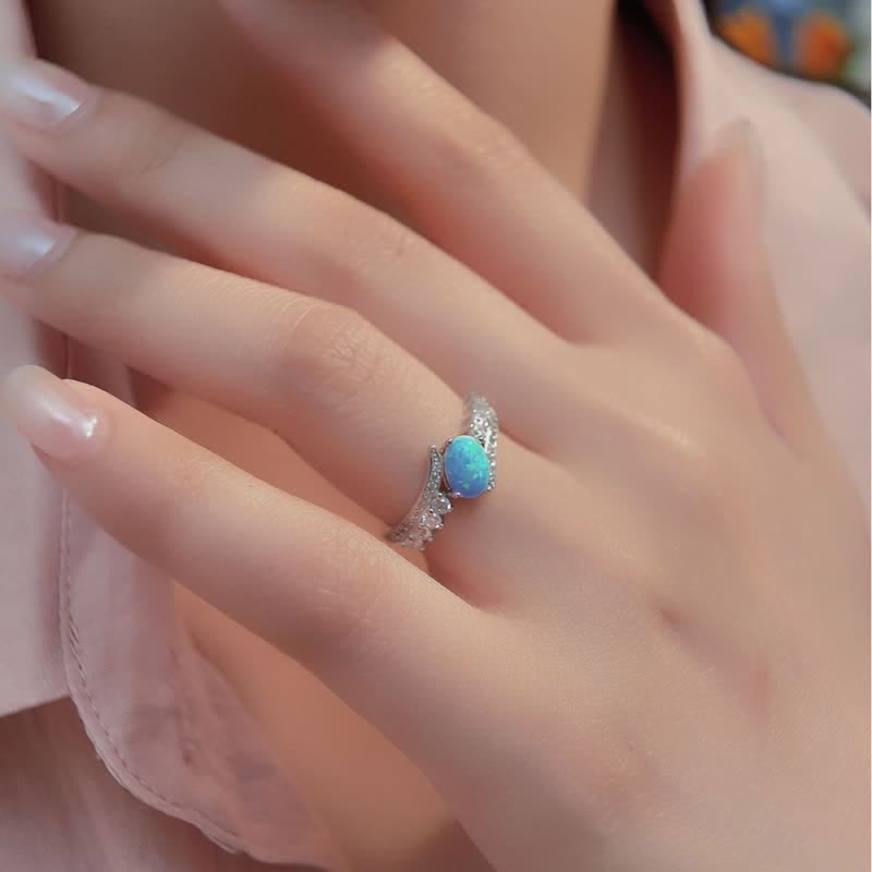 Anello Olivenorma con ali avvolte in opale blu naturale 