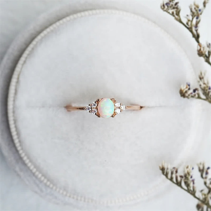 Anello Olivenorma semplice ovale in opale bianco e zirconi