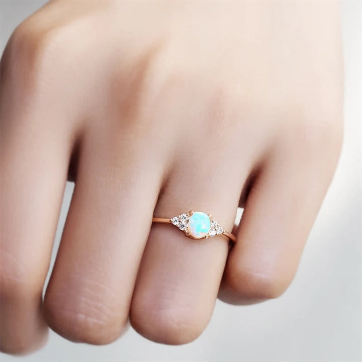 Anello Olivenorma semplice ovale in opale bianco e zirconi