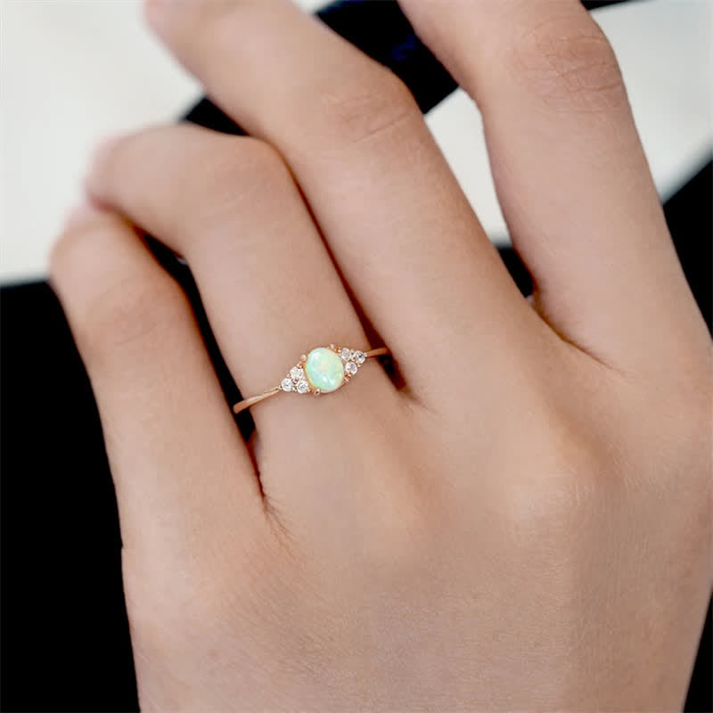 Anello Olivenorma semplice ovale in opale bianco e zirconi