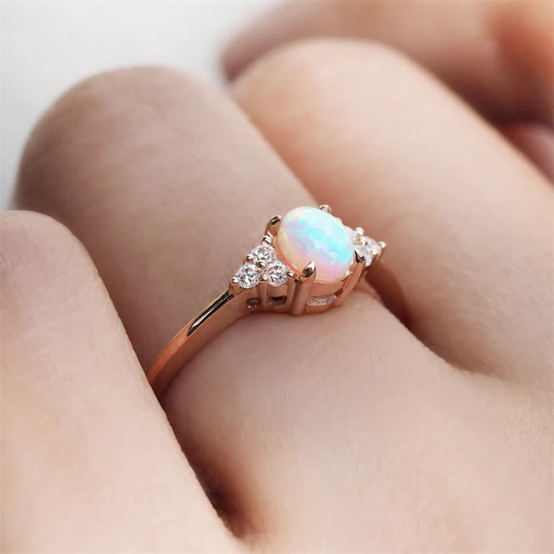 Anello Olivenorma semplice ovale in opale bianco e zirconi