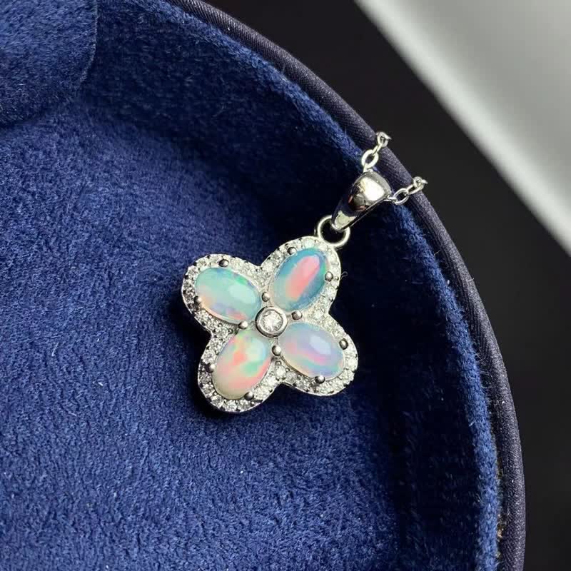 Collana con ciondolo a quadrifoglio in opale naturale Olivenorma