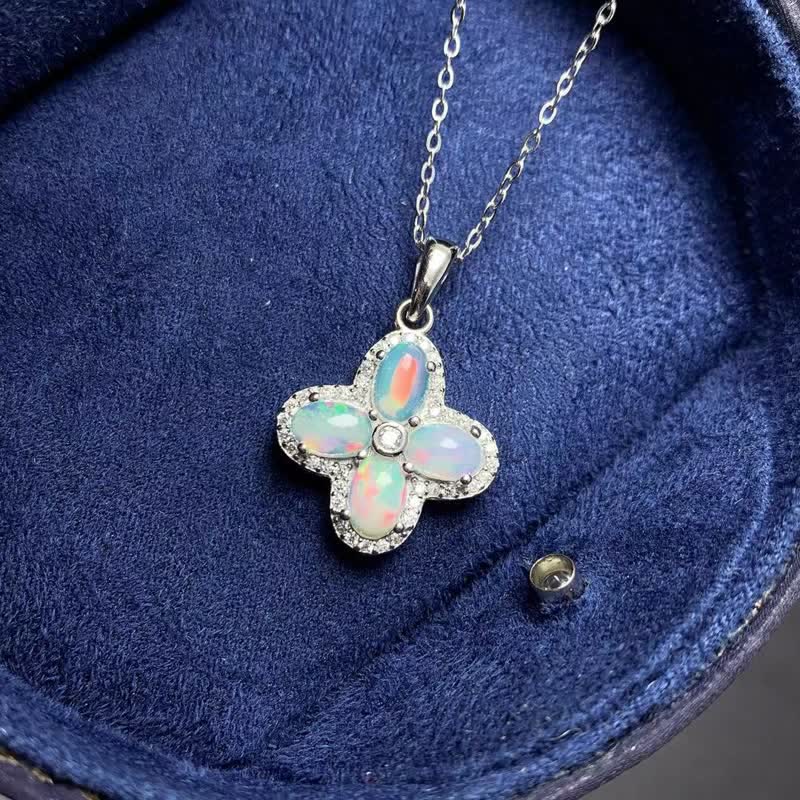 Collana con ciondolo a quadrifoglio in opale naturale Olivenorma