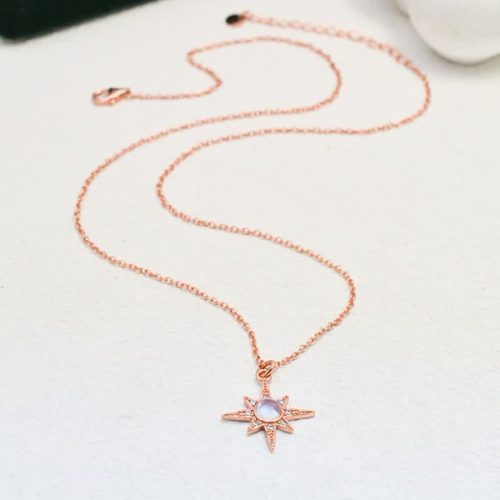 Collana con ciondolo a forma di stella a otto punte in zircone bianco e pietra di luna Olivenorma