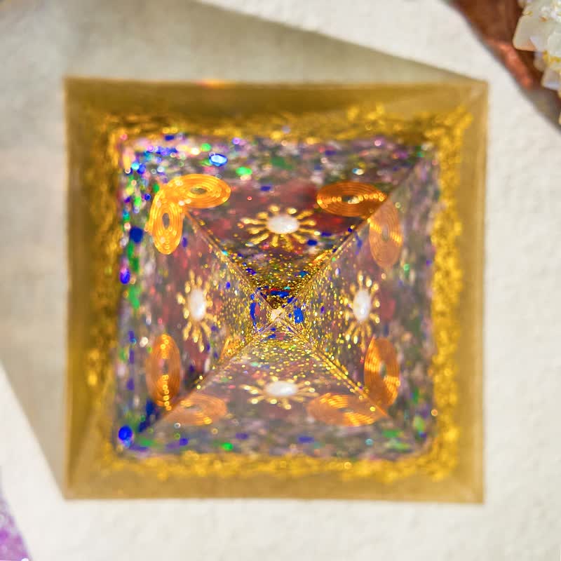 Olivenorma 8cm Piramide di Orgone di Perla e Tormalina 
