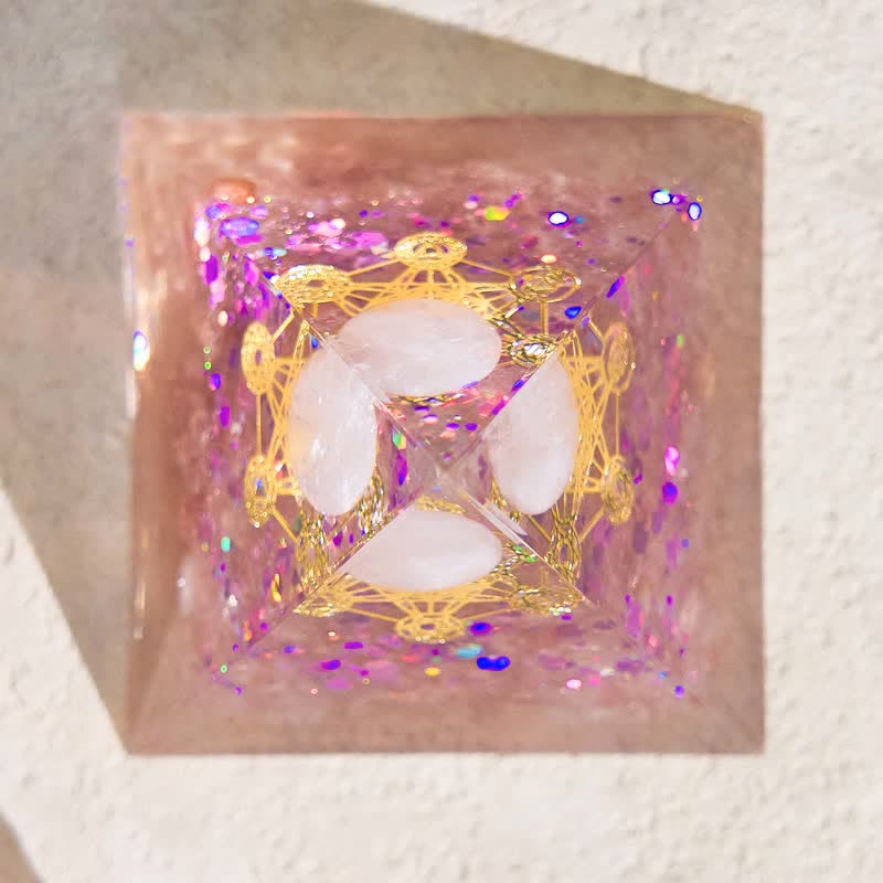 Piramide di orgone in quarzo rosa Olivenorma e quarzo fragola
