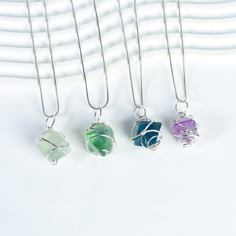 Collana con pendente a colonna lunga in cristallo naturale Olivenorma caricata a mano