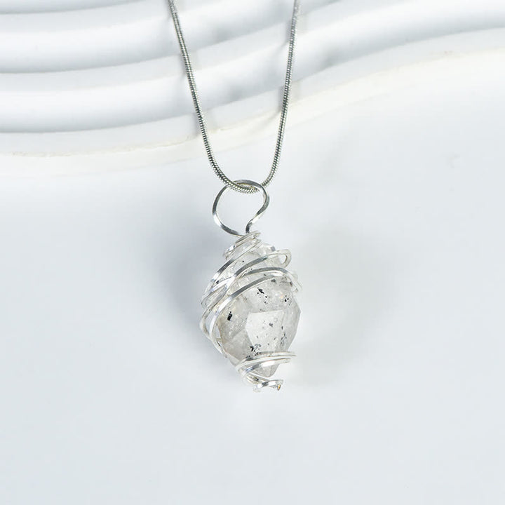 Collana con pendente a colonna lunga in cristallo naturale Olivenorma caricata a mano