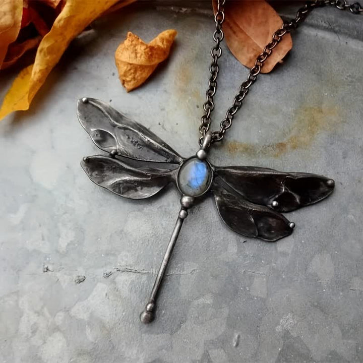Collana in lega con ciondolo a forma di libellula in pietra di luna intarsiata Olivenorma