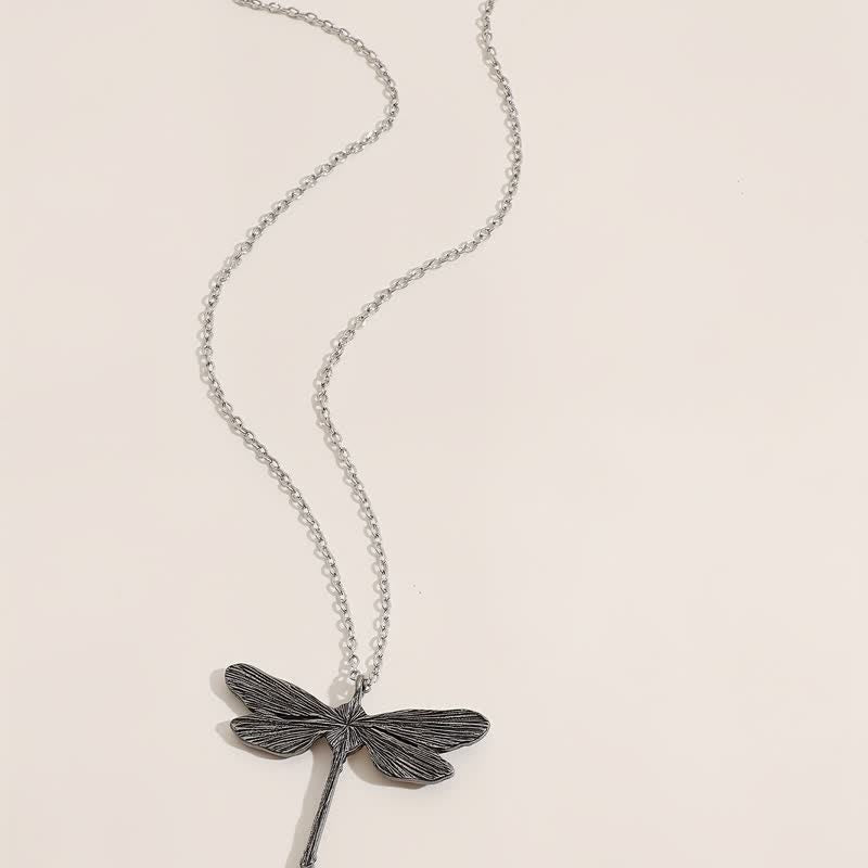 Collana in lega con ciondolo a forma di libellula in pietra di luna intarsiata Olivenorma