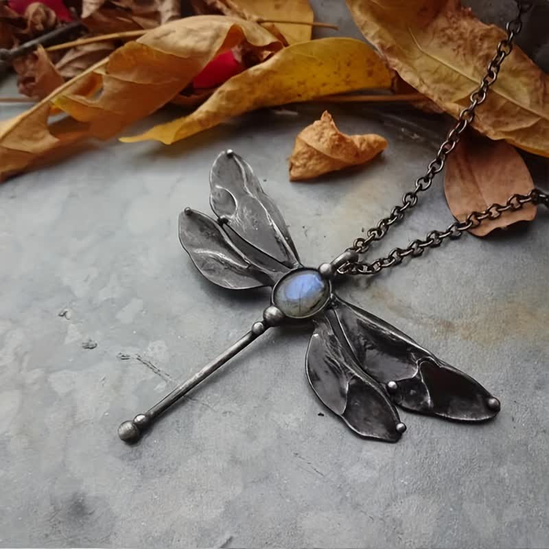Collana in lega con ciondolo a forma di libellula in pietra di luna intarsiata Olivenorma