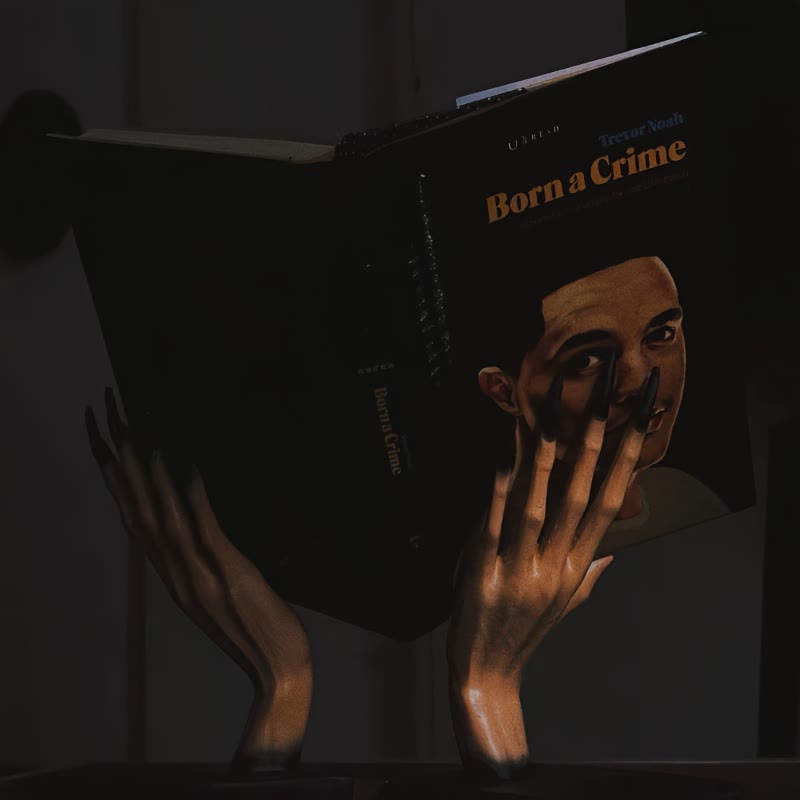 Olivenorma - Ornamento fermalibri con mani di strega realistiche