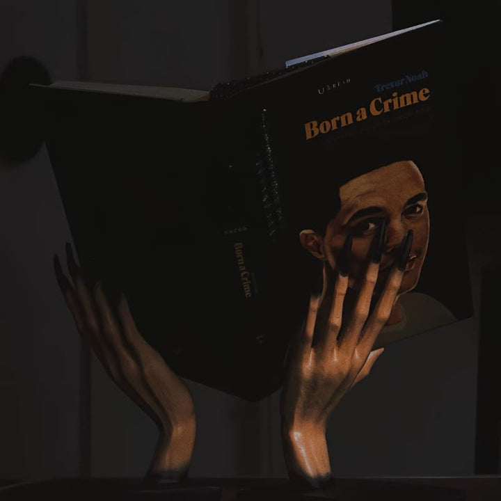 Olivenorma - Ornamento fermalibri con mani di strega realistiche