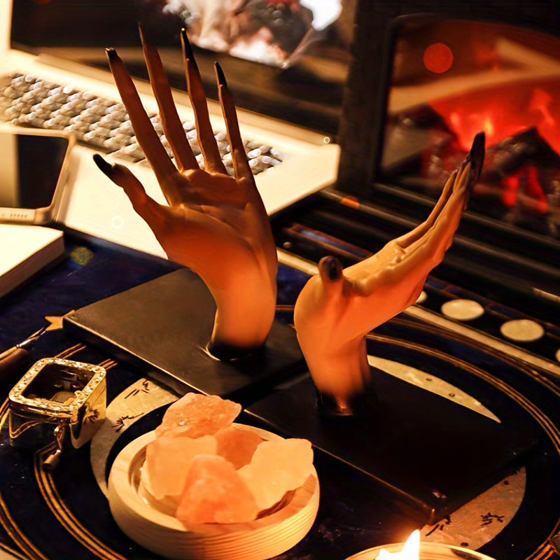 Olivenorma - Ornamento fermalibri con mani di strega realistiche