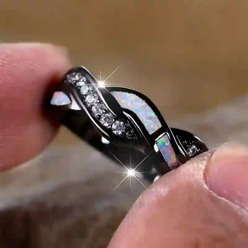 Anello Olivenorma in oro nero con opale blu ondulato e zircone
