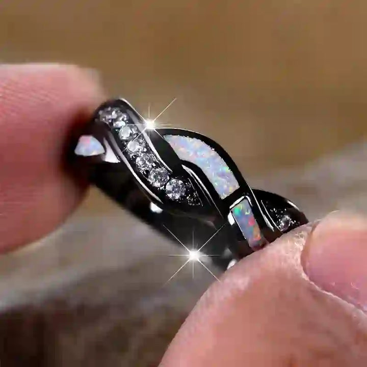 Anello Olivenorma in oro nero con opale blu ondulato e zircone