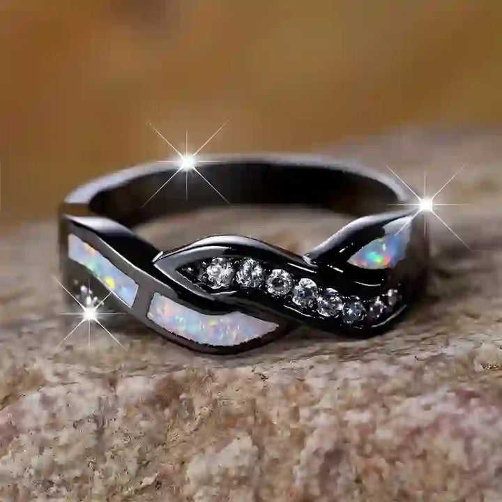 Anello Olivenorma in oro nero con opale blu ondulato e zircone