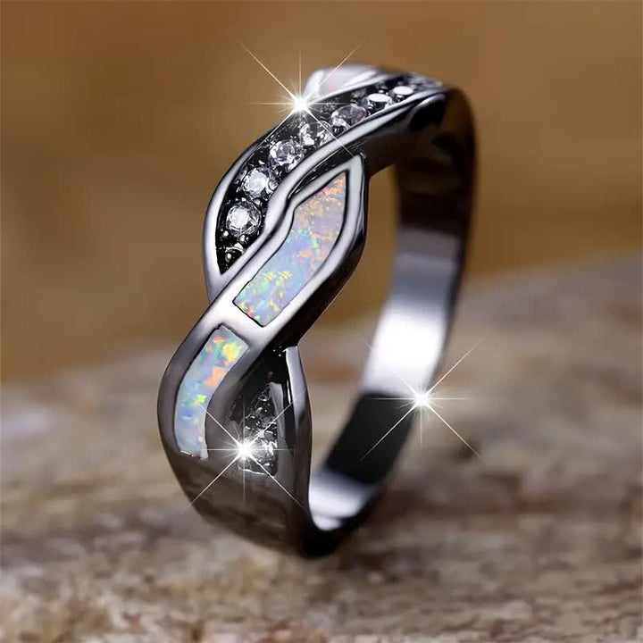 Anello Olivenorma in oro nero con opale blu ondulato e zircone